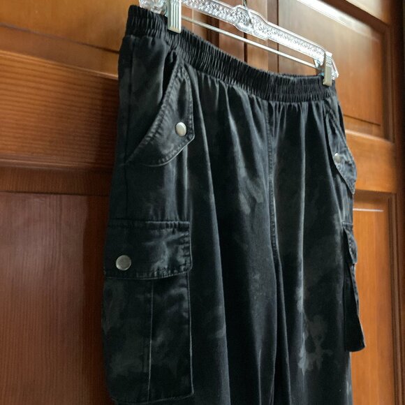 Boutique Camo Cargo Pants - Black & Gray - Elastic Waist - Size L - Never Worn - Picture 3 of 10